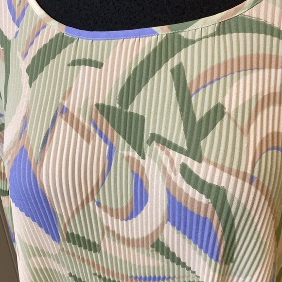 Nine West Women’s Plus 2X Blouse Top Pleated Top Bell Cuffs Abstract Print - Picture 2 of 7